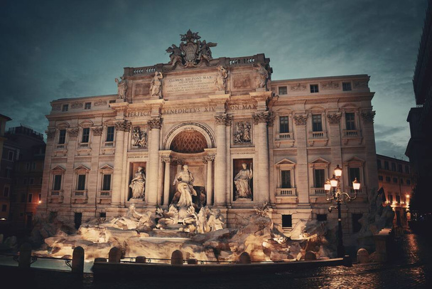 Fontanna di Trevi w stylu barokowym jako słynna atrakcja turystyczna w Rzymie, Włochy. - Zdjęcie, obraz