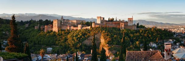 Granada Alhambra panoramisch uitzicht over de bergen in Spanje. - Foto, afbeelding