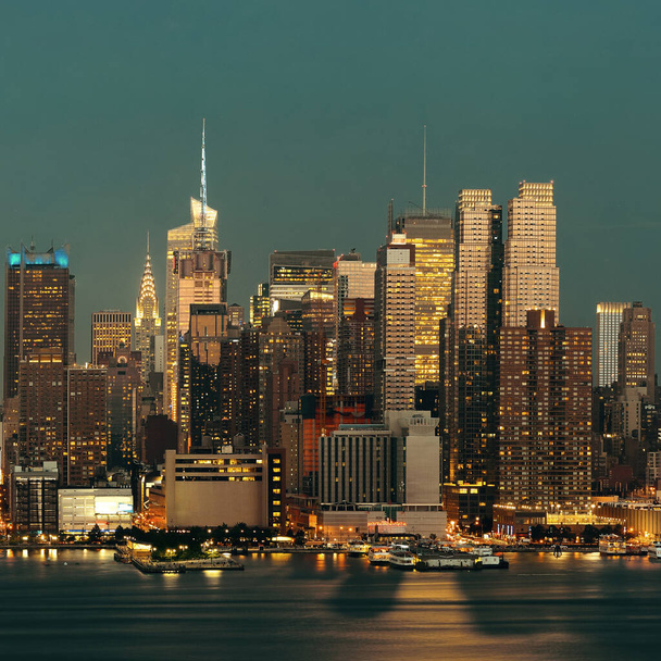 Средний Манхэттен в сумерках с улицей над рекой Гудзон - Фото, изображение
