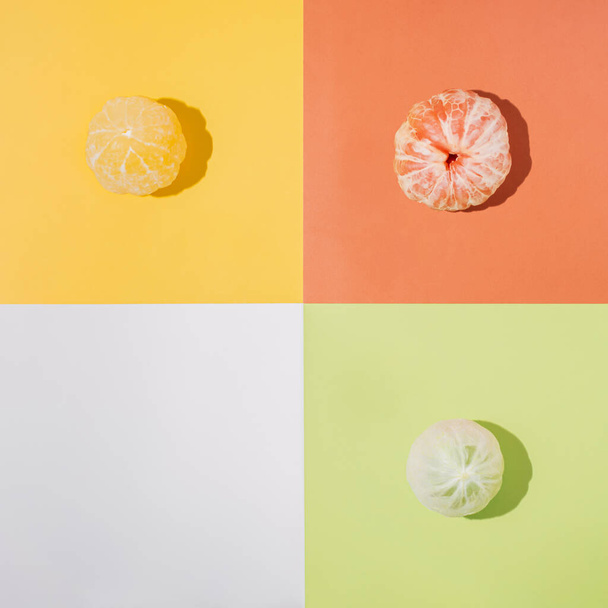 Idea estiva colorata con agrumi pelati crudi e spazio per copiare. Arrangiamento limone, lime e arancio, concetto minimalista di flat lay, composizione geometrica. - Foto, immagini
