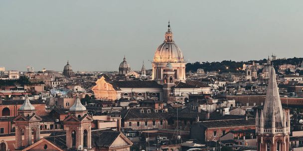 Вид Рима на крышу с видом на горизонт и древнюю архитектуру Италии ночью.  - Фото, изображение