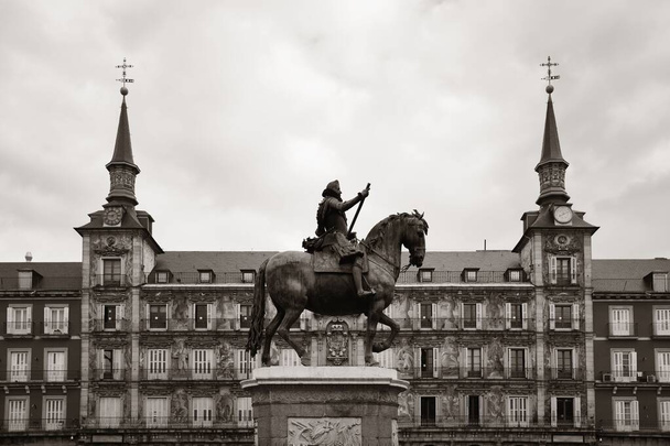 Plaza Mayor történelmi épület Madridban, Spanyolország. - Fotó, kép