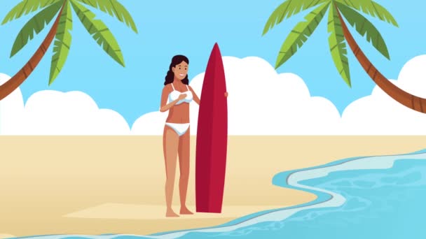 καλοκαιρινή παραλία θαλασσογραφία σκηνή με γυναίκα surfer - Πλάνα, βίντεο