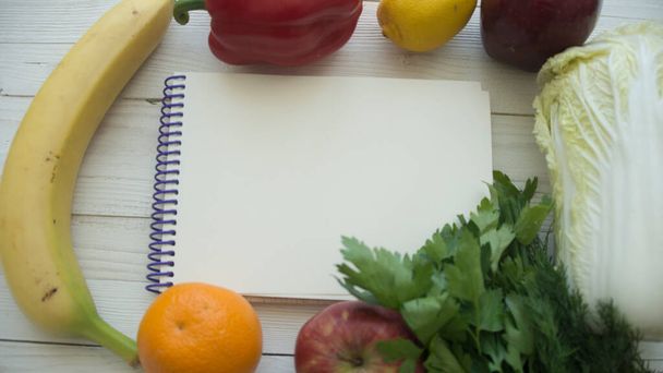 Овочі та спеції на кухонному столі. Концепція класів приготування їжі
 - Фото, зображення