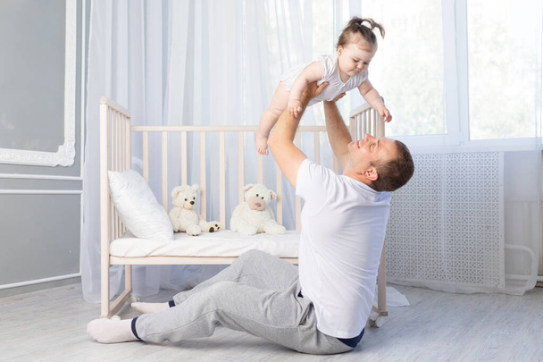 papà e bambino giocano e si gettano nella nursery, felice paternità - Foto, immagini