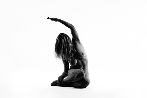 czarny i biały nagie sztuka obraz w nagie Dojrzałe kobieta praktykuje jogi stanowi na białym tle - Zdjęcie, obraz