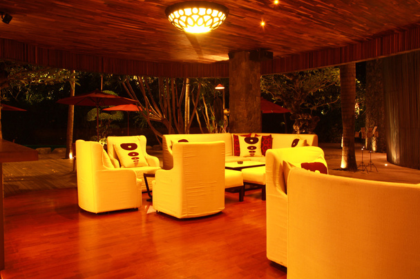 Restaurante Interior por la noche
 - Foto, imagen