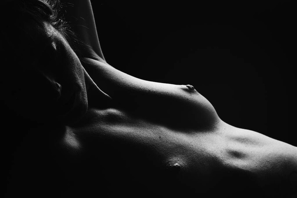 Artistieke zwart-wit foto van een vrouw met haar naakte borst - Foto, afbeelding