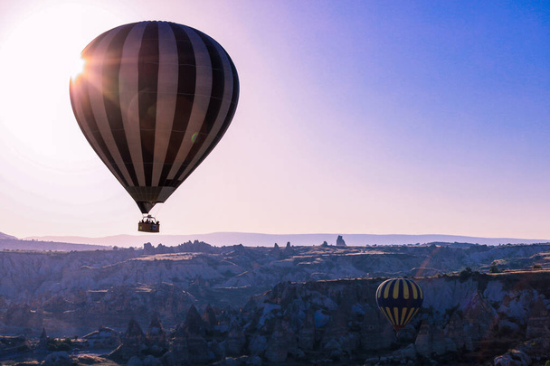 Красочные и яркие воздушные шары в Турецких горах - Каппадокия, Турция - Фото, изображение