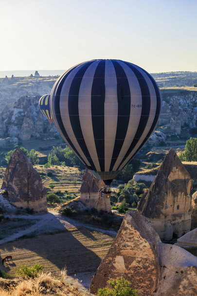 Színes és világos léggömbök a török hegyekben - Cappadocia, Törökország - Fotó, kép