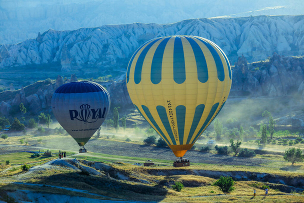 Kleurrijke en heldere ballonnen in het Turkse gebergte - Cappadocië, Turkije - Foto, afbeelding