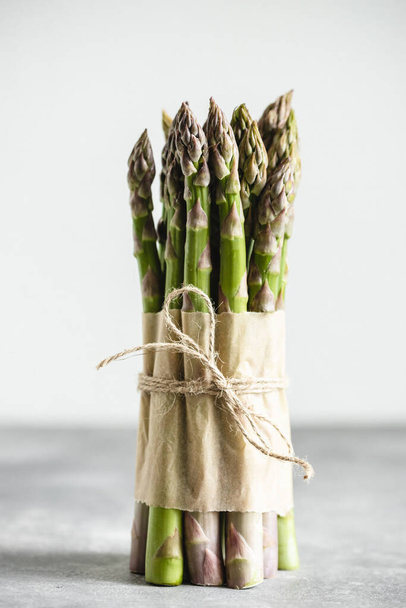 Bunch of fresh asparagus. - Foto, Bild
