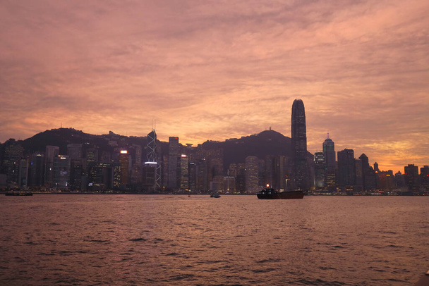 2020年12月21日香港の冬の夕日のビクトリア港ビュー - 写真・画像