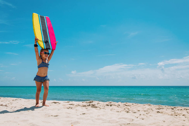 bonito menina ir surfar na praia tropical - Foto, Imagem