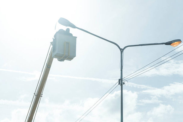 Pomocí jeřábu zvednout žárovky opravit světelný sloup - Fotografie, Obrázek