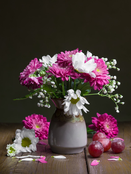zomerbloemen in een keramische vaas. - Foto, afbeelding