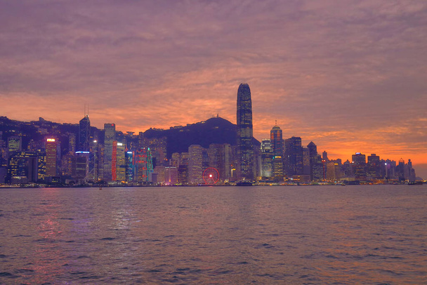 21 dec 2020 het uitzicht op Victoria haven bij zonsondergang, HK - Foto, afbeelding