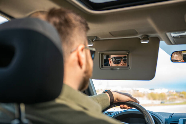 οπίσθιο καθρέφτη άνθρωπος αντανάκλαση οδήγηση του αυτοκινήτου αντίγραφο χώρο - Φωτογραφία, εικόνα