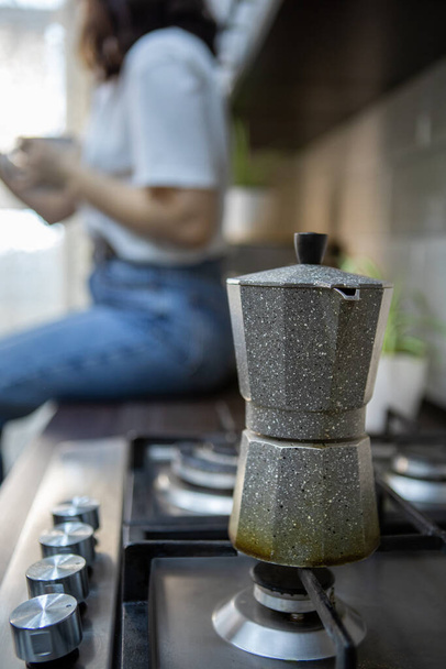 gejzír kávé vízforraló a szakács tetején a konyhában nő iszik a háttérben. másolás helye - Fotó, kép