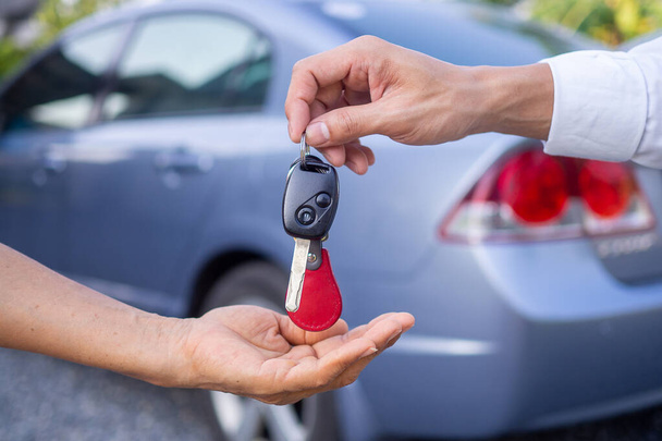 Sales agencies are selling cars and giving keys to new owners. sell car or rental car - Foto, imagen