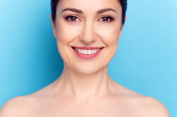 Foto recortada de jovem mulher feliz sorriso positivo correção facial levantamento de hidratação cosmetologia isolado sobre fundo de cor azul - Foto, Imagem