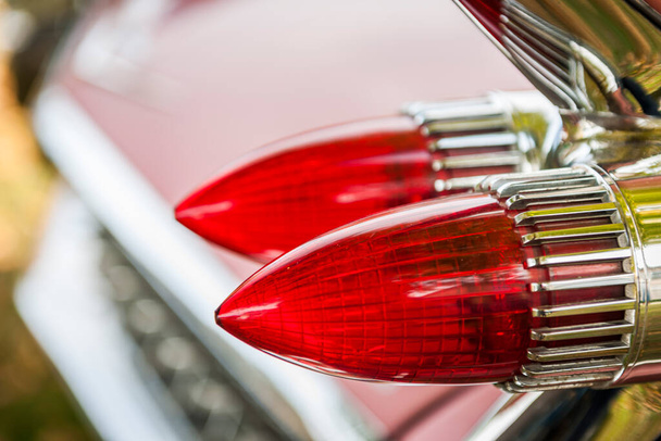 Luces traseras ajustadas en un coche vintage americano de los años 50. - Foto, Imagen