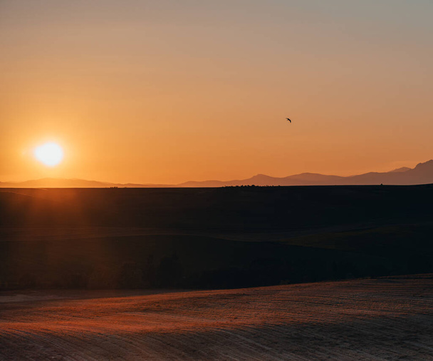 Golden sunset over a mountain field - Foto, Bild