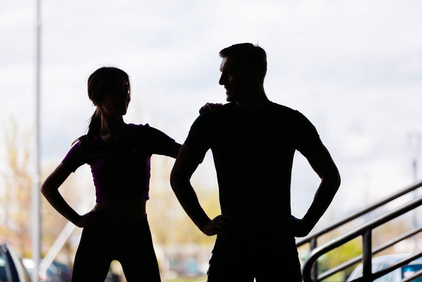 pareja mujer hombre ejercitando entrenamiento fitness aeróbic postura en silueta estudio aislado sobre fondo blanco - Foto, imagen