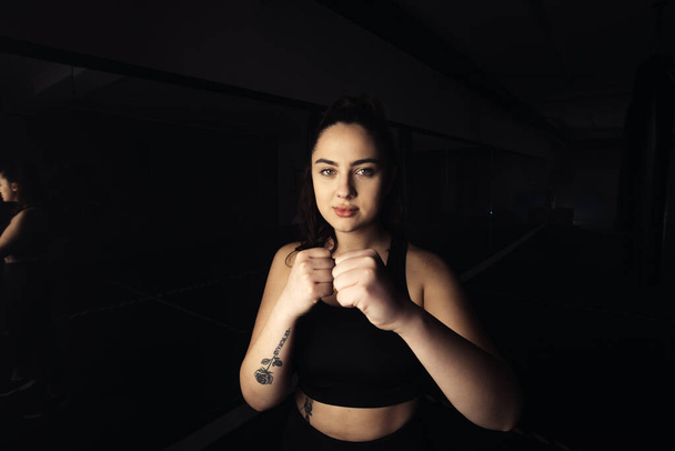 Portret van een mooi bokser meisje met witte handen - Foto, afbeelding