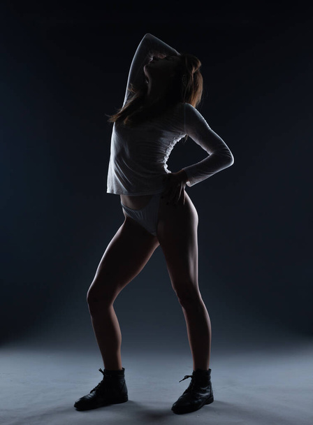 Kunst naakt, perfect naakt lichaam, sexy jonge vrouw op donkere achtergrond, fotografie, studio shot - Foto, afbeelding