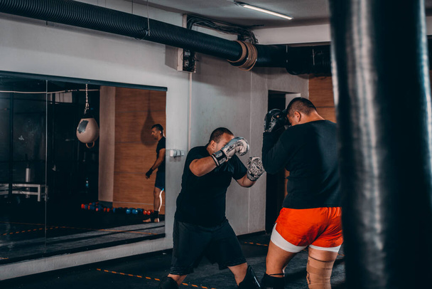 Jeune boxeur se préparer à pratiquer la boxe dans la salle de gym - Photo, image
