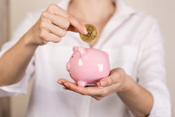 Sparschwein mit Bitcoin-Münze auf hellem Hintergrund, Platz für Text. Finanzen, Geld sparen - Foto, Bild