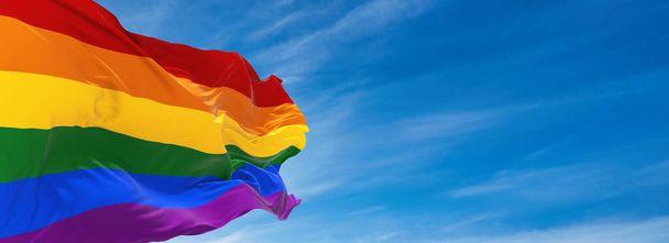Güneşli bir günde gökyüzünde rüzgarda dalgalanan büyük Igbt Pride bayrağı. 3d illüstrasyon - Fotoğraf, Görsel