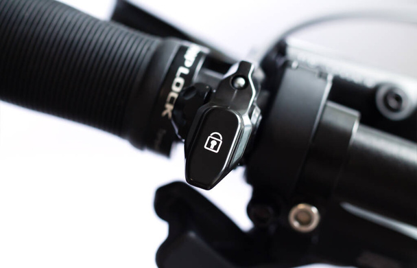 Interruptor de bloqueio de controle remoto da alavanca de garfo dianteira ajustável para bicicleta de montanha MTB no guidão da bicicleta - Foto, Imagem