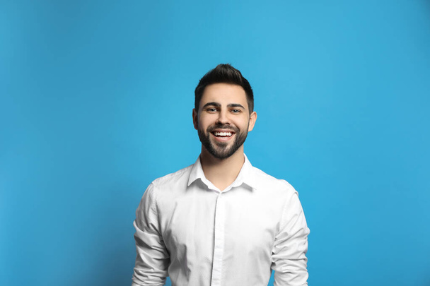 Young man laughing on light blue background. Funny joke - Foto, Bild
