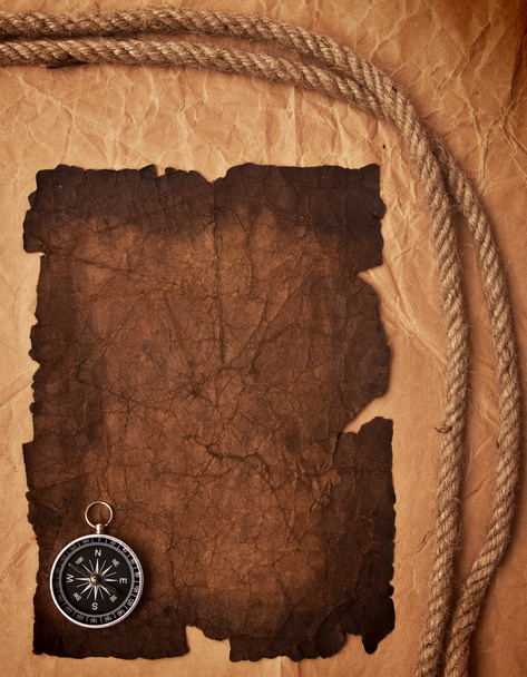 Papel viejo, brújula y cuerda
 - Foto, imagen