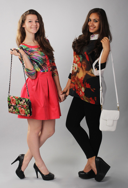 Dos chicas con bolsas posando para publicidad
 - Foto, imagen