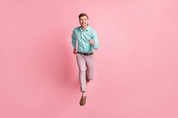 Full size photo of young handsome attractive happy positive smiling man running in air isolated on pink color background - Foto, Bild