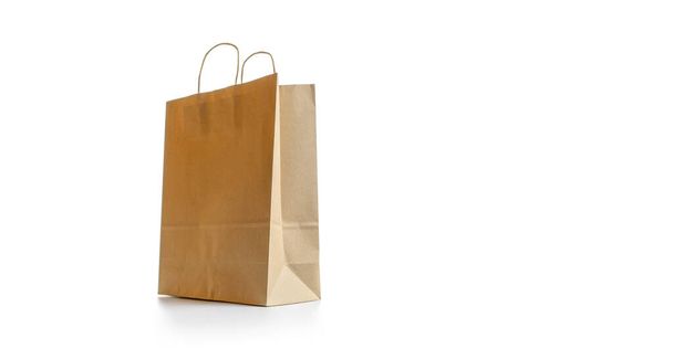 Bolsa de papel marrón. Kraft recicla la textura de la bolsa de papel, vacío espacio en blanco para maqueta de diseño aislado sobre fondo blanco. Plantilla de empaquetado maqueta con costura - Foto, imagen