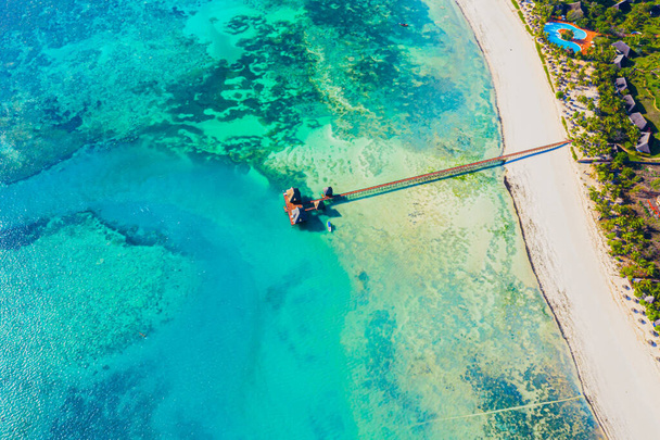 Vista aerea dell'isola delle Maldive, resort di ville d'acqua di lusso e molo di legno. Bellissimo cielo e oceano laguna spiaggia sfondo. Vacanza estiva e concetto di viaggio. Paradiso aereo paesaggio pano - Foto, immagini