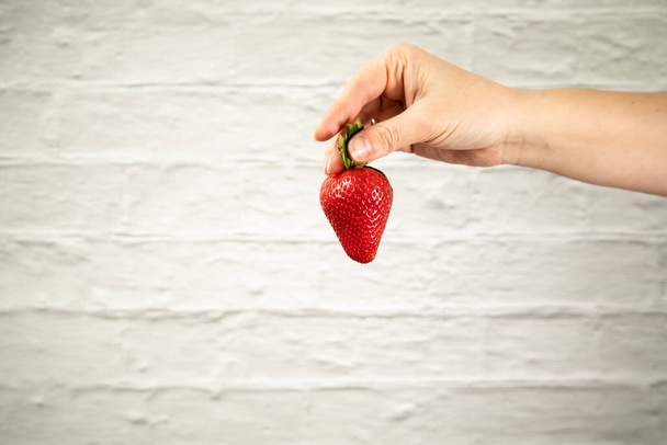Rijp sappig rood mooi aardbei close-up is een smakelijke verse snack - Foto, afbeelding
