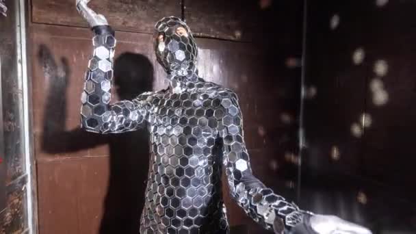 musujące discosuit człowiek taniec w winda - Materiał filmowy, wideo