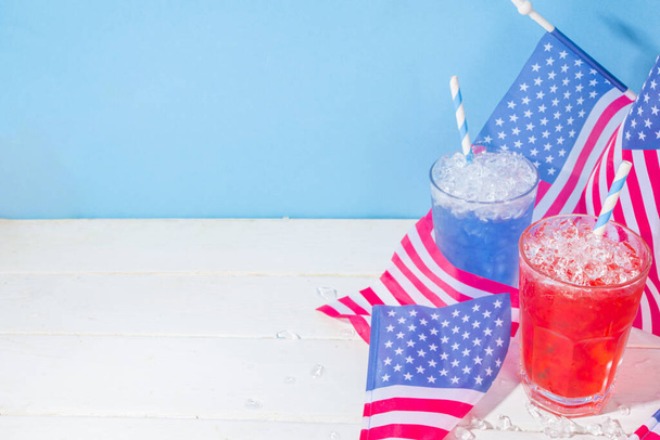 Drinki na obchody Dnia Niepodległości. USA flaga kolorowe czerwone i niebieskie mrożone koktajle przestrzeń skopiować - Zdjęcie, obraz