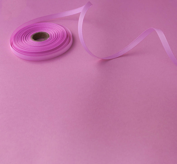  παστέλ ροζ φόντο με ροζ κορδέλα. concept, σχεδιασμός banner, δωροκάρτα - Φωτογραφία, εικόνα