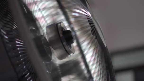 Close-up ver a lâmina de rotação do ventilador de mesa - Filmagem, Vídeo