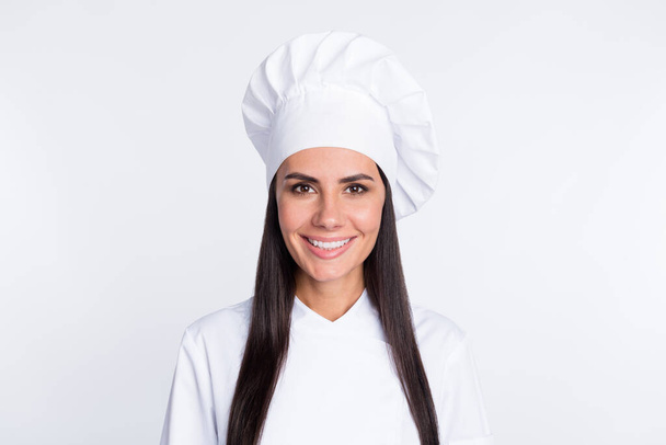 Portret van tevreden charmante dame tand glimlach kijken camera kok hoofddeksel geïsoleerd op witte kleur achtergrond - Foto, afbeelding