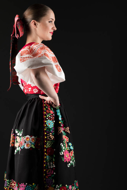 hermosa mujer en tradicional eslovaco folklore traje - Foto, imagen