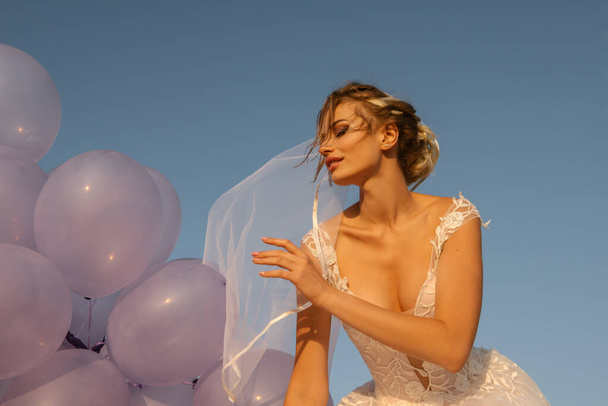  young beautiful bride posing with balloons  outdoors - Valokuva, kuva