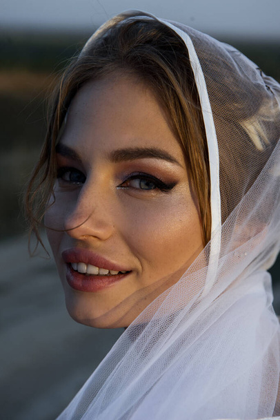  young beautiful bride posing outdoors - Zdjęcie, obraz