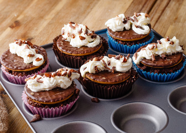 cupcake al cioccolato fatti in casa in stampo cupcake sul tavolo in cucina - Foto, immagini